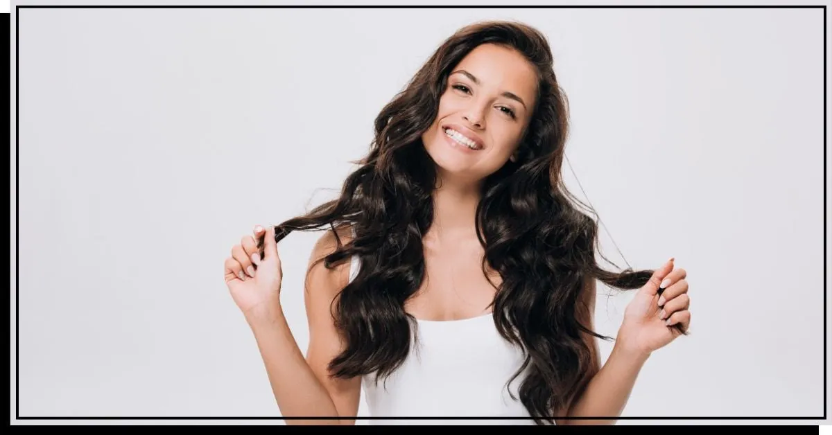 Vyzerajte šťastne s jemnými lesklými hustými vlasmi' title=