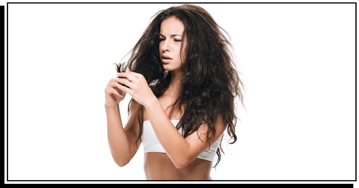 Kvinna som tittar på hennes torra spröda kluvna toppar' title=