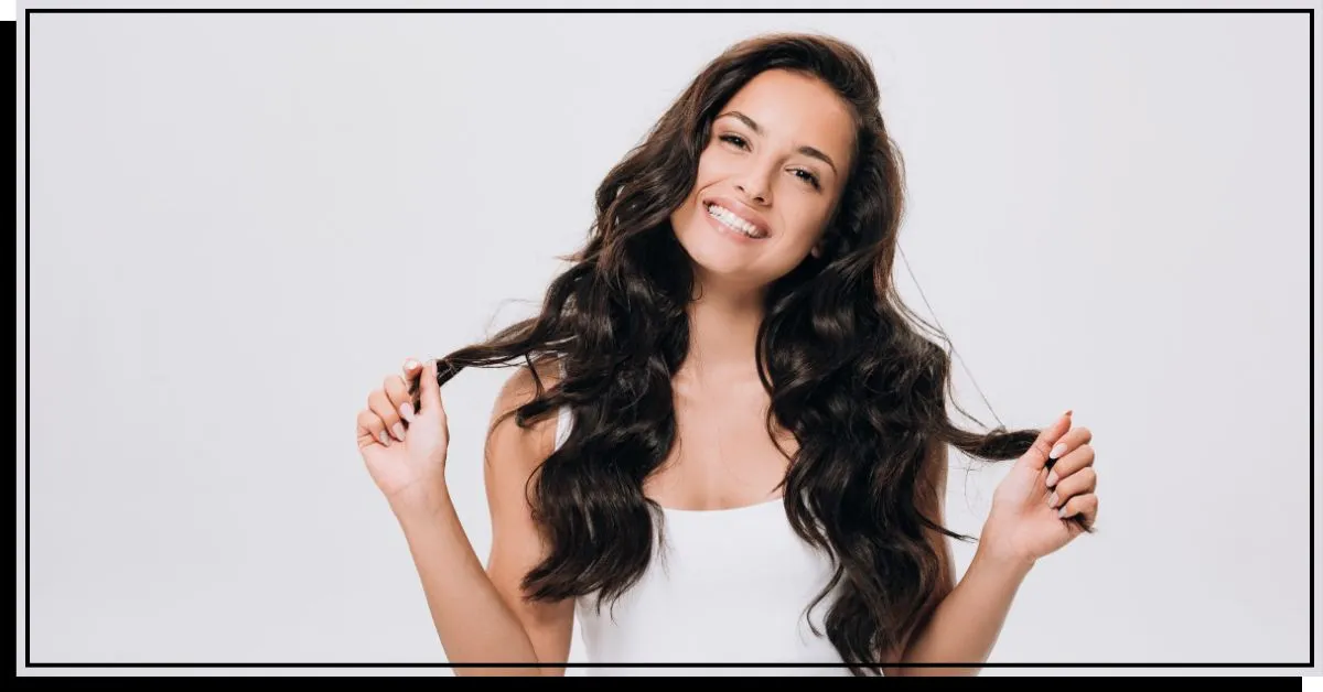 柔らかく光沢のある太く見える髪で幸せそうに見えます' title=