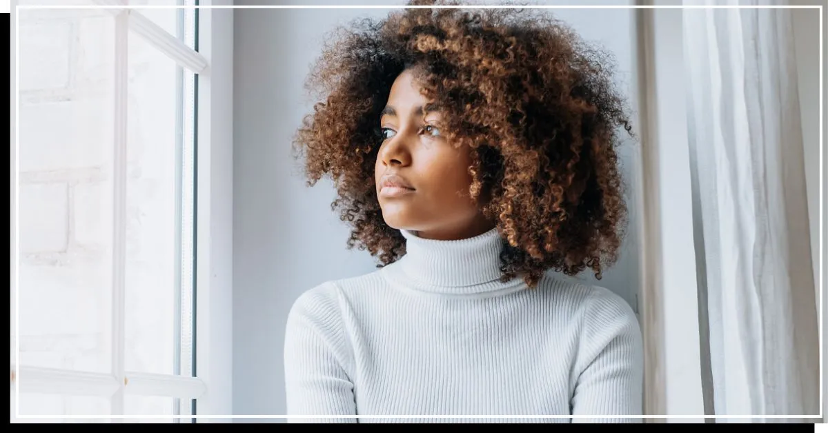 Kažkas su labai garbanotais plaukais' title=