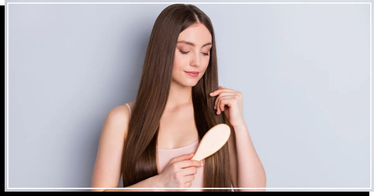 Žena si češe dlhé a lesklé vlasy' title=