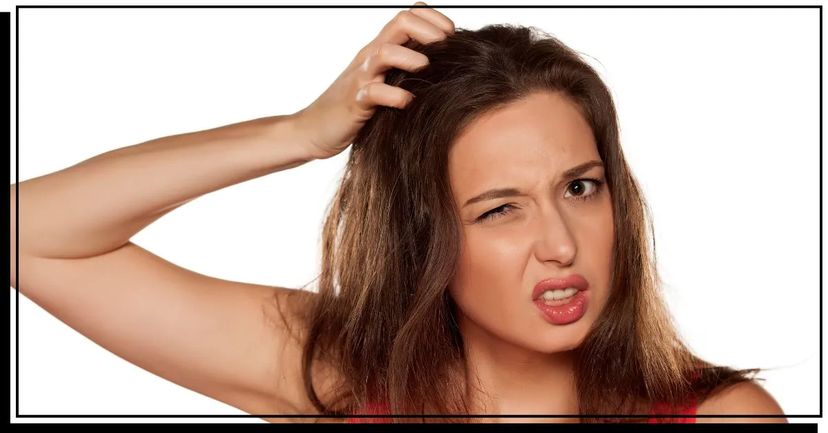 Žena sa škrabe na hlave' title=