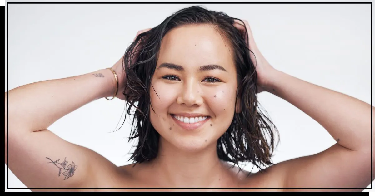 Naujai išplauti trumpi plaukai' title=