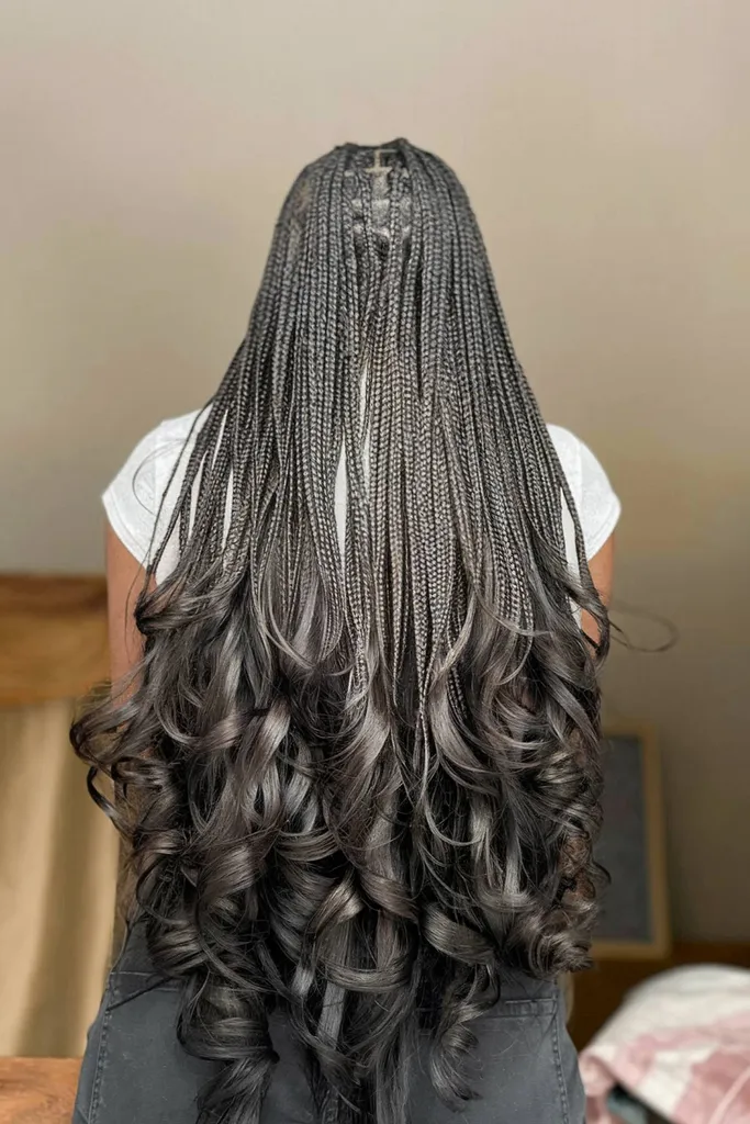 Kolsvarta franska lockar med boxflätor' title=