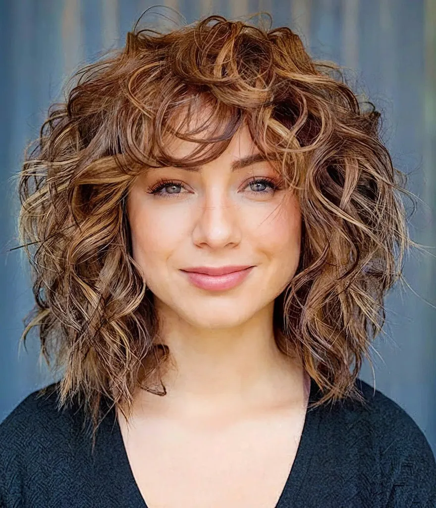 גזרה שאגי עם תלתלים גדולים רפויים ופוניים' title=