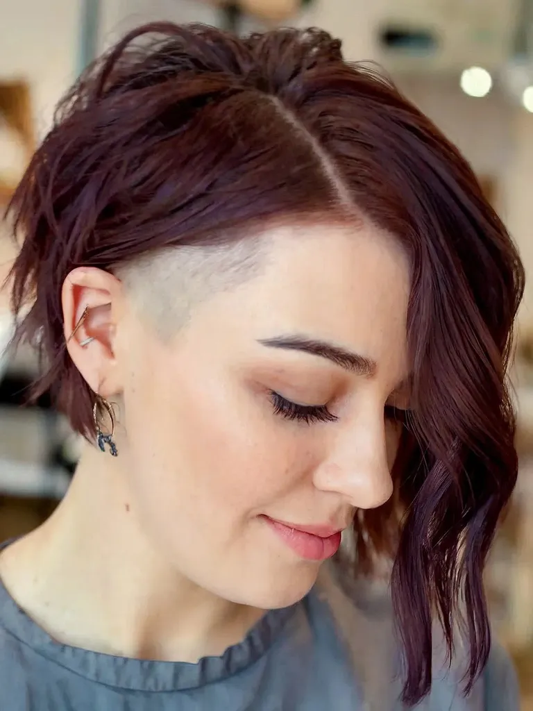 Bob court asymétrique avec des couches hirsutes' title=