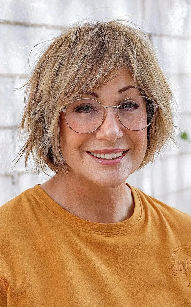 Bob français court et jeune, hirsute' title=