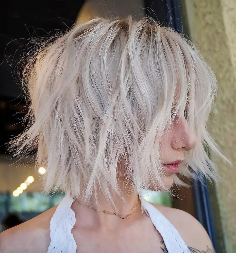 Bob hirsute platine sur une coupe de cheveux courte' title=