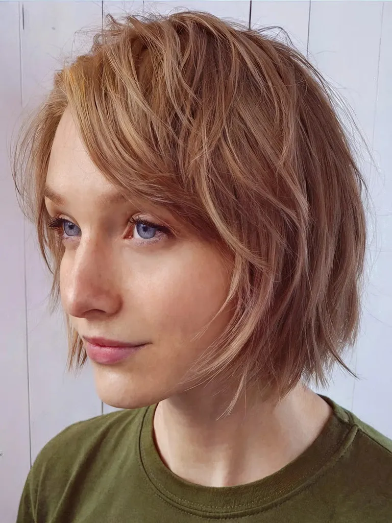 Bob très court avec des couches hirsutes' title=