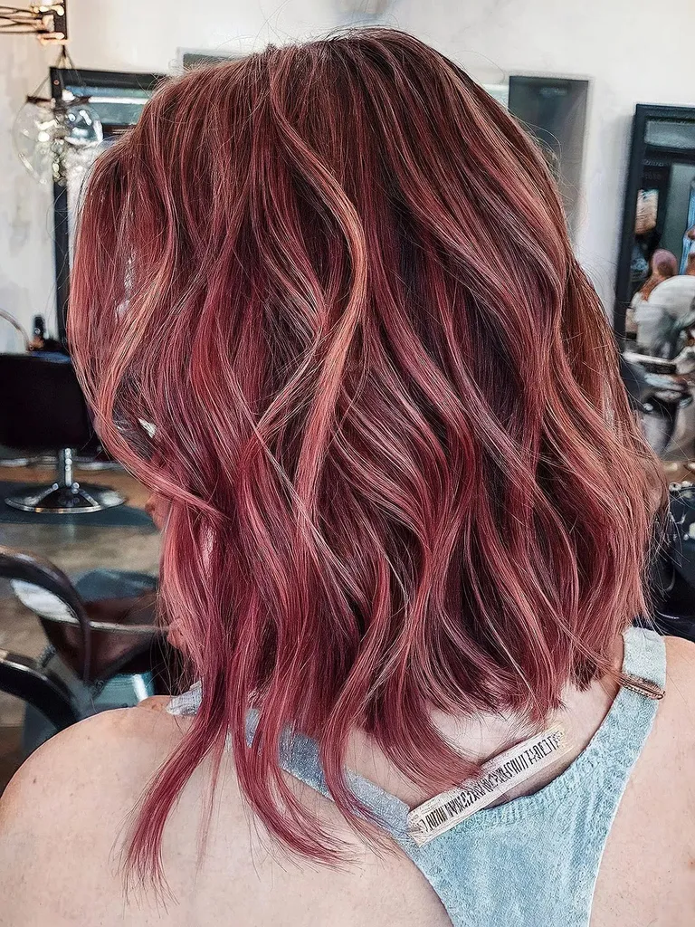 Unordentlicher, welliger Bob mit magentafarbenen Highlights' title=