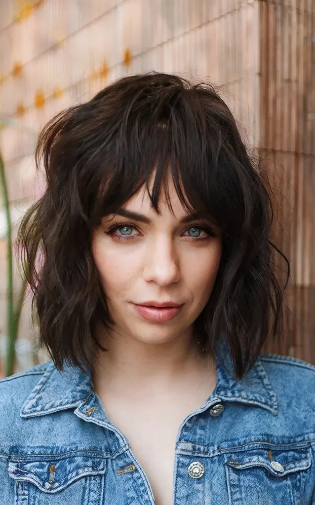 Welliger Bob mit Pony' title=