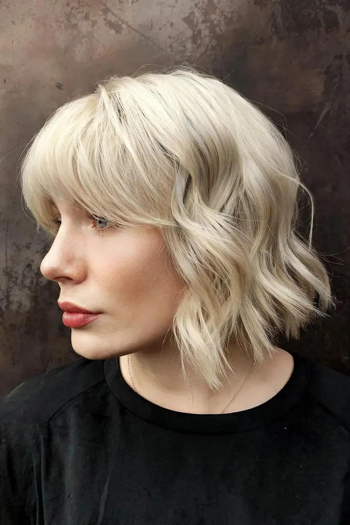 Leicht umgekehrter Bob mit Wellen und Pony' title=