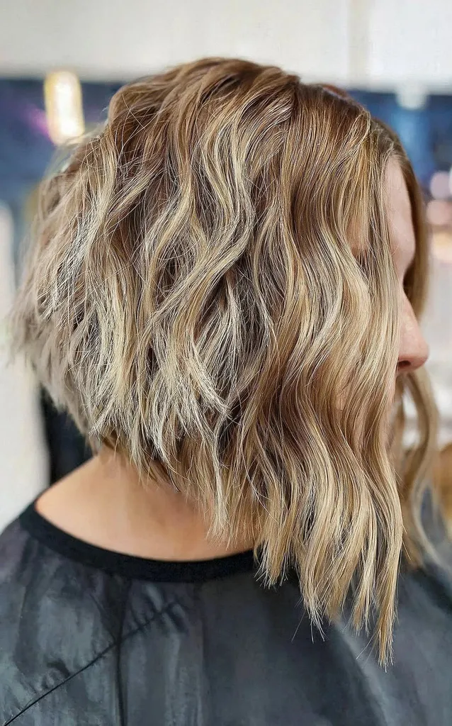 Jugendlicher, gewellter, abgewinkelter Bob' title=