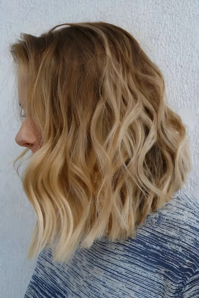 Wunderschöner mittellanger gewellter Bob' title=