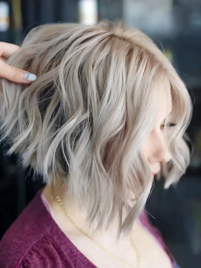 Asymmetrischer Bob in Aschblond' title=