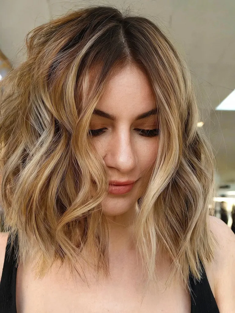 Zerzauster, welliger Lappenschnitt mit Ombre' title=