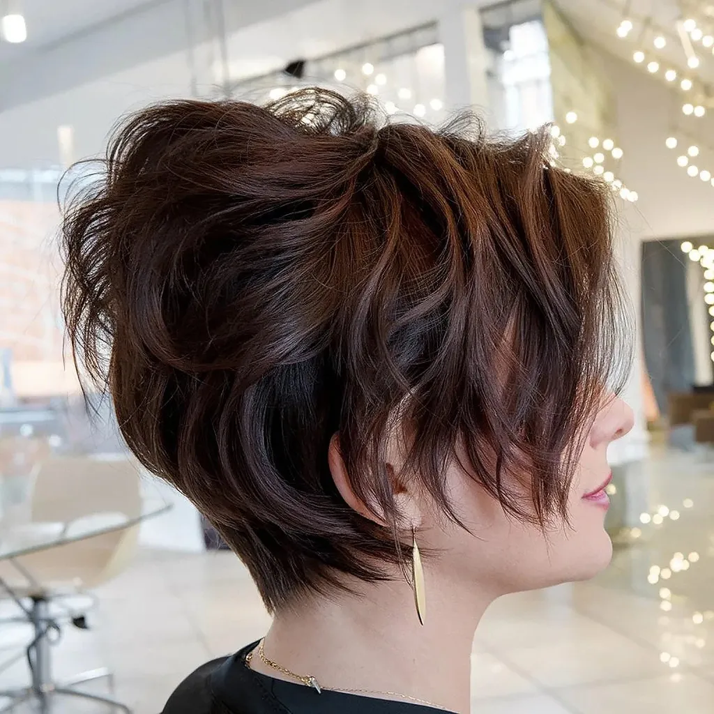 Corte de cabelo bob na altura da orelha invertida' title=