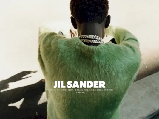 Photographié de dos, Moustapha Sy apparaît dans Jil Sander