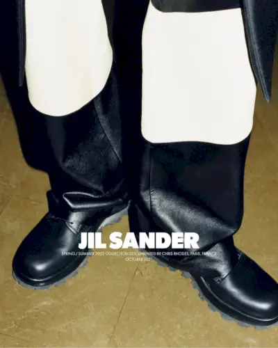 Gros plan sur les chaussures et le prêt-à-porter Jil Sander pour sa campagne printemps-été 2022.
