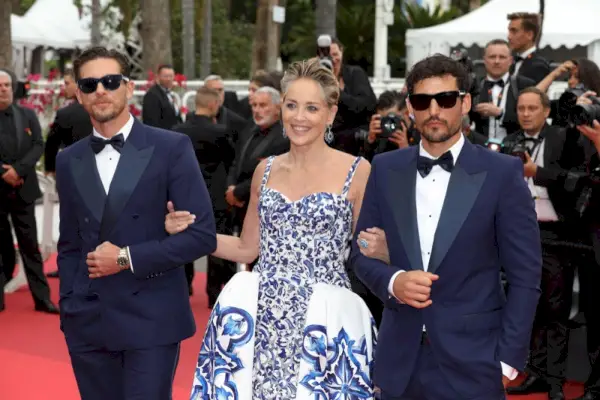 Adam Senn Sharon Stone Sam Webb Dolce & Gabbana 2022 Festival de Cine de Cannes