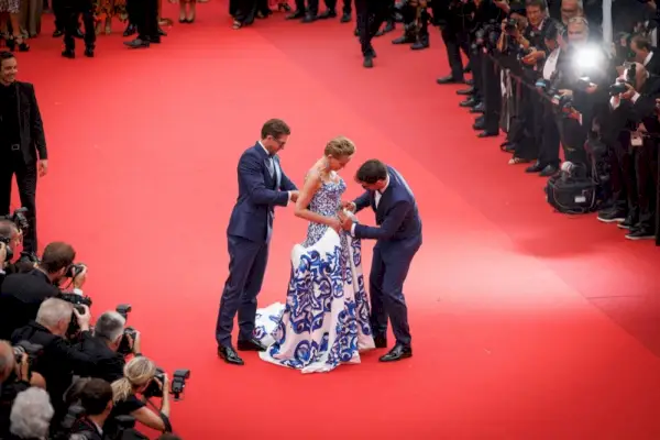Adam Senn Sharon Stone Sam Webb Festival de Cine de Cannes 2022 Alfombra roja Dolce & Gabbana