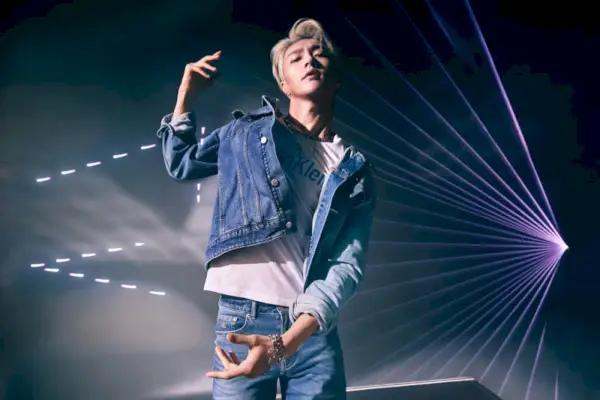 La estrella del pop china Lay Zhang luce denim para Calvin Klein