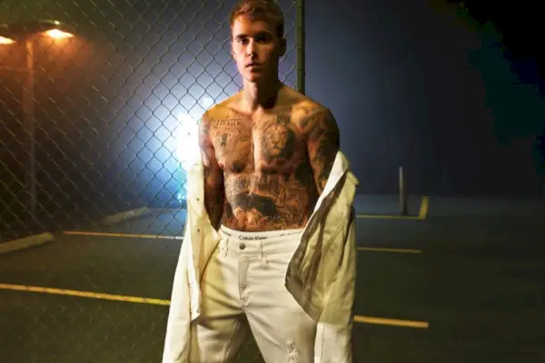 Justin Bieber aparece en Calvin Klein defendiendo el denim blanco