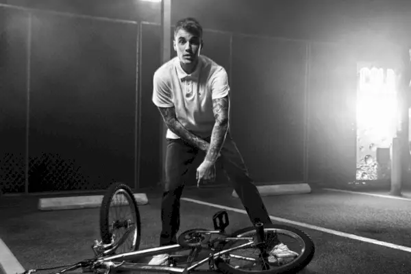 Posando con bicicleta, Justin Bieber luce polo y jeans para Calvin Klein