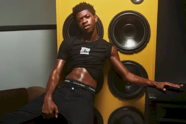 Lil Nas X muestra sus abdominales mientras posa con mezclilla negra para Calvin Klein