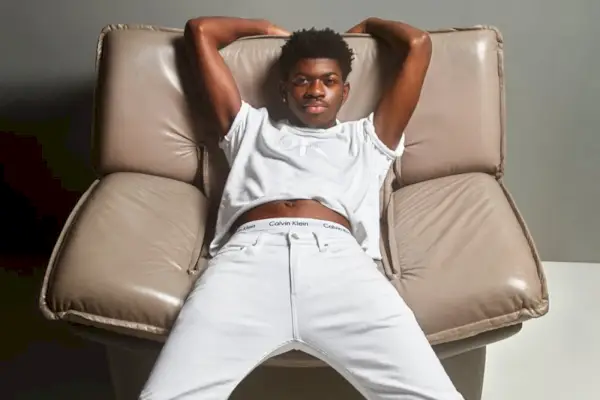 Una visión fresca en denim blanco, Lil Nas X protagoniza Calvin Klein