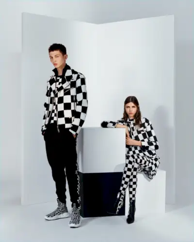 ヴェルサーチは、2018年秋冬キャンペーンのスターとしてモデルのウィロー・バレットとレア・ジュリアンを起用した。