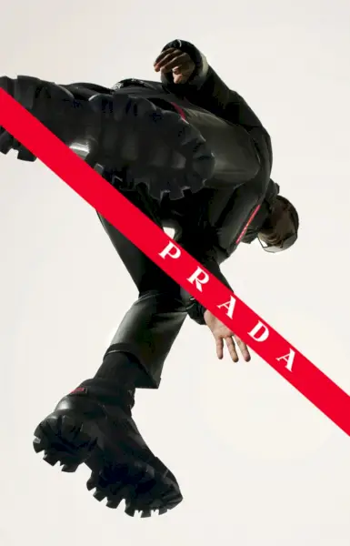 プラダ リネア ロッサは、2021 年秋冬キャンペーンの主役にモデルのクラウディオ ゴンサルベスを起用しました。