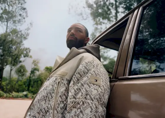 Riedlentininkas Sage'as Elsesseris žiemiškai demonstruoja Tommy Hilfiger New York Sketch Monogram Puffer striukę.