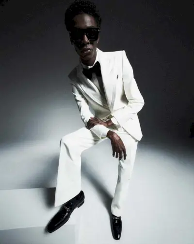 Un impecable esmoquin blanco de Tom Ford combinado con una pajarita negra crea un tono de elegancia navideña.