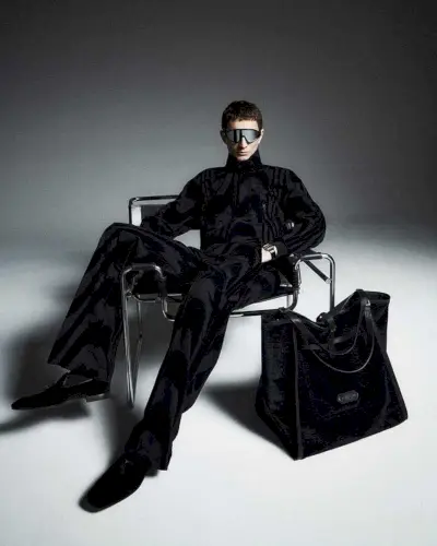 El lujo relajado define este look, que presenta un conjunto relajado y estampado de Tom Ford complementado con un bolso grande.