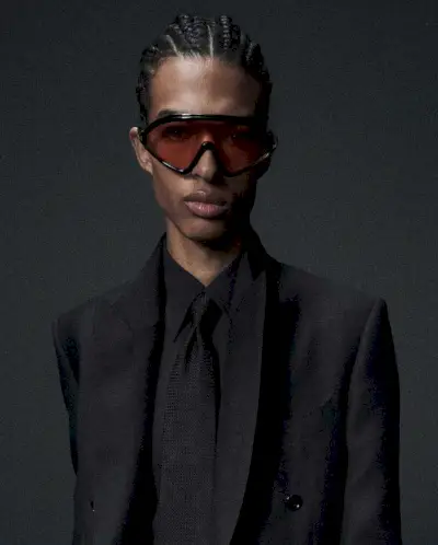 Lo vanguardista se encuentra con el ejecutivo mientras Isak Jawo muestra una versión moderna del traje negro acentuado con atrevidas gafas de sol.