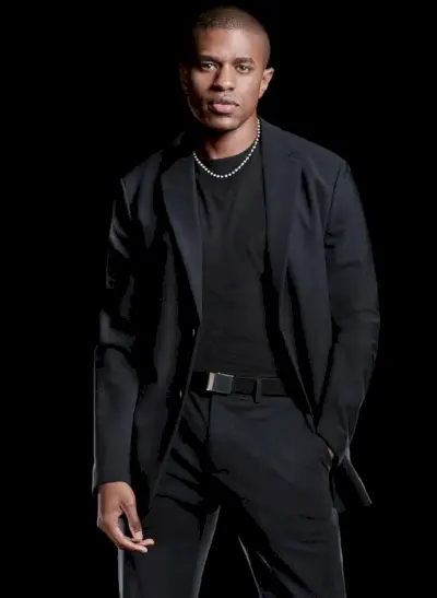 Z przodu i pośrodku Jeremy Pope występuje w Teorii