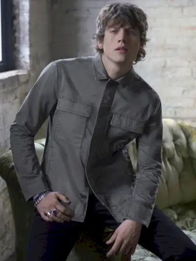 シド・エリスドンは、ジョン・ヴァルベイトス・スターUSAの2020年春夏キャンペーンでミスフィッツのシャツジャケットを着こなしています。