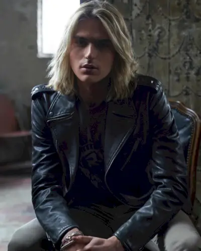 ルーク・アイズナーは、ジョン・ヴァルベイトス・スターUSAの2020年春夏キャンペーンでレザーのバイカージャケットを着用しています。