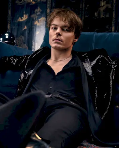 Charlie Heaton har på seg helsvart, inkludert en paljettjakke for Rabanne