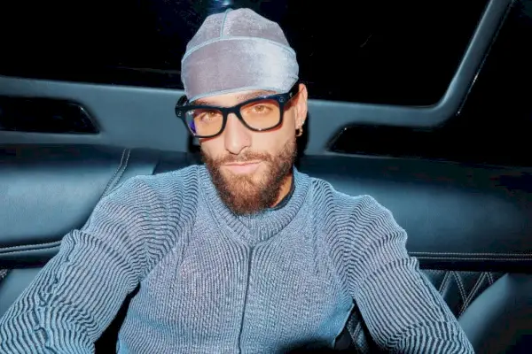 Maluma išsiskiria vėsiu pasitikėjimu, naujoje reklamos kampanijoje demonstruodama Ray-Ban Meta išmaniuosius akinius.