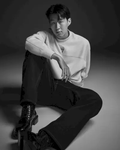 Son Heung-min porte un sweat-shirt Calvin Klein issu de sa capsule en édition limitée avec un jean baggy noir.