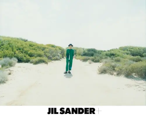 Jil Sander+ מגייסת את הדוגמנית Tak Bengana ככוכבת הקמפיין שלה לאביב-קיץ 2022.