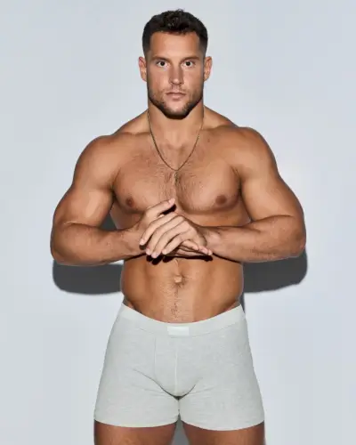 Piłkarz Nick Bosa stoi na czele drużyny SKIMS