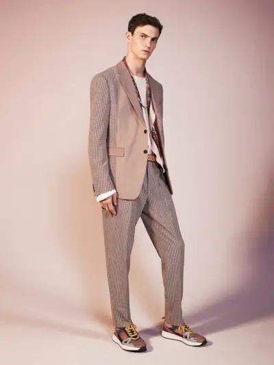 Luc Defont-Saviard, ubrany w garnitur z mieszanymi wzorami i tenisówki, robi wrażenie w kolekcji Zary