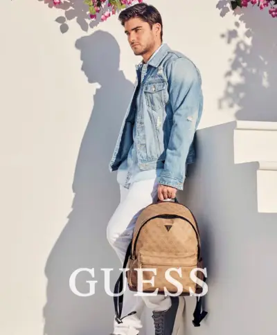 GUESS Denim Men, kampania na wiosnę i lato 2022, model Charlie Matthews