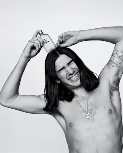 Charlie Birch Palace Model ohne Hemd Calvin Klein CK1 Kampagne 2022