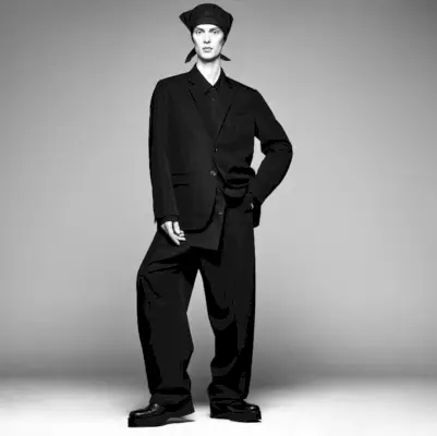 Leon Dame je spredaj in v središču prevelikega kroja iz kolekcije Steven Meisel x Zara.