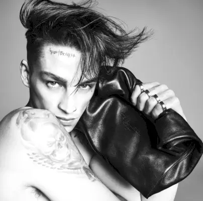 Ash Stymest je v središču pozornosti za kolekcijsko kampanjo Steven Meisel x Zara.