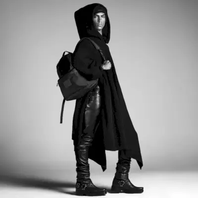 Alberth Johnson, oblečen v črno, se pojavi v kampanji kolekcije Steven Meisel x Zara.